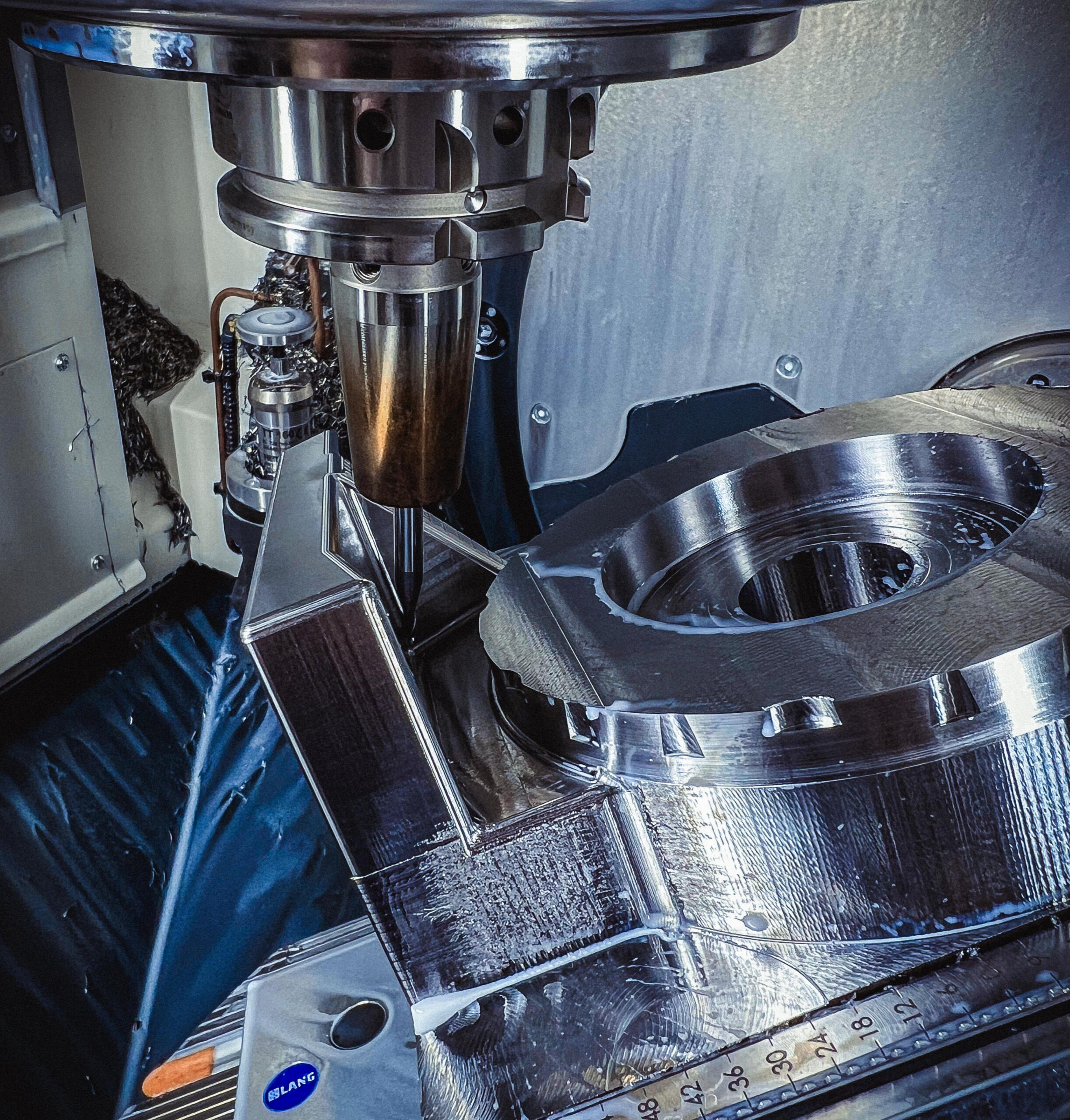 Innenraum einer CNC-Maschine während der Bearbeitung